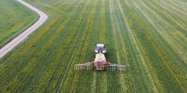 Mit Schlitzdrill und Schleppschuh wurden bei den Feldversuchen die geringsten Emissionen gemessen. Etwas mehr Emissionen gab es beim Schleppschlauch. (Bild Ruth Aerni)