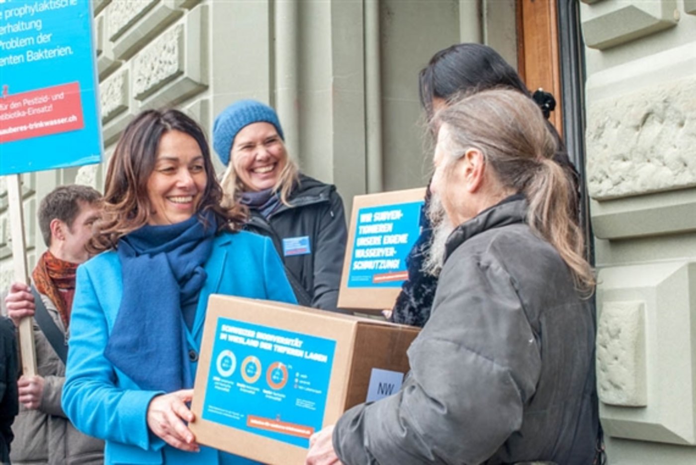Initiantin Franziska Herren, von den Medien auch schon als «Bauernschreck» bezeichnet, bei der Einreichung der Trinkwasserinitiative im Januar in Bern. (Bild BauZ)