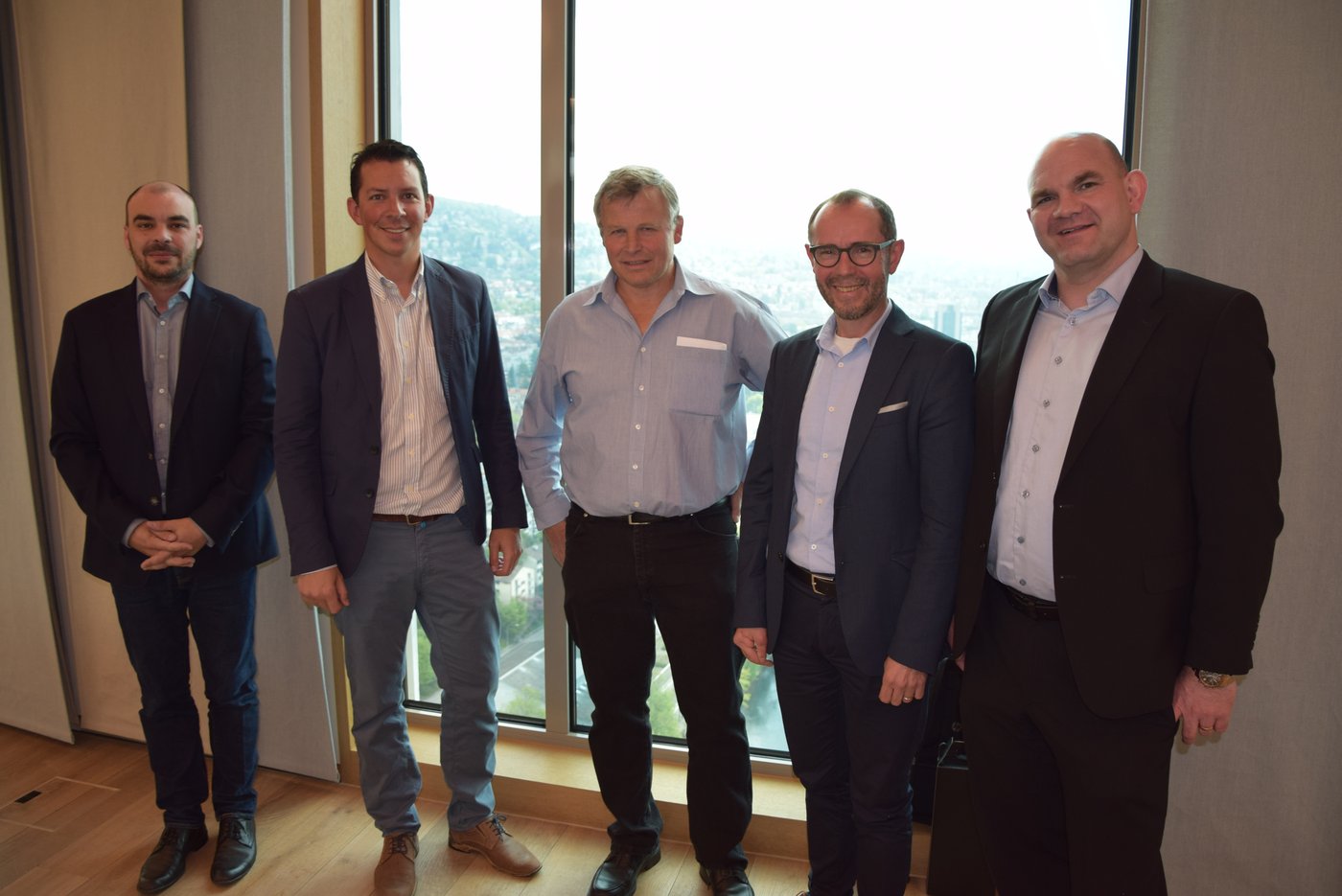 Der VGS-Präsident Rolf Häusler wird umschlossen von den Referenten (v.l.n.r.): Pierre-Yves Perrin (Geschäftsführer SGPV), Alexandre Bardet (IP Suisse), Fortunat Schmid (Fenaco) und Stephan Scheuner (Direktor Swiss Granum). (Bild Katrin Erfurt)