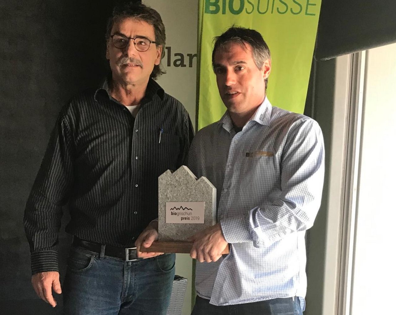 «Bio Grischun 2019»-Preisträger Reto Rauch (rechts) von der Bieraria Tschlin SA mit dem letztjährigen Gewinner, dem Kräuterbauer Reto Raselli. (Bild Alexandra Stückelberger)