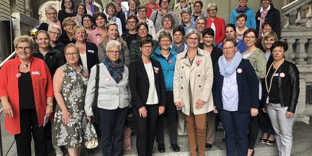 Einige dieser Frauen haben am 14. Juni eine Terminkollision: Einerseits möchten sie sich auf die Wahlen im Herbst vorbereiten, andererseits möchten sie am Frauenstreik teilnehmen.	(Bild et)