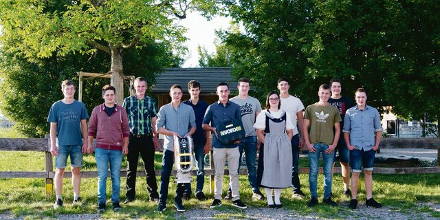 Die neuen Landwirtinnen und Landwirte EFZ mit Erstausbildung. (Bilder zVg)