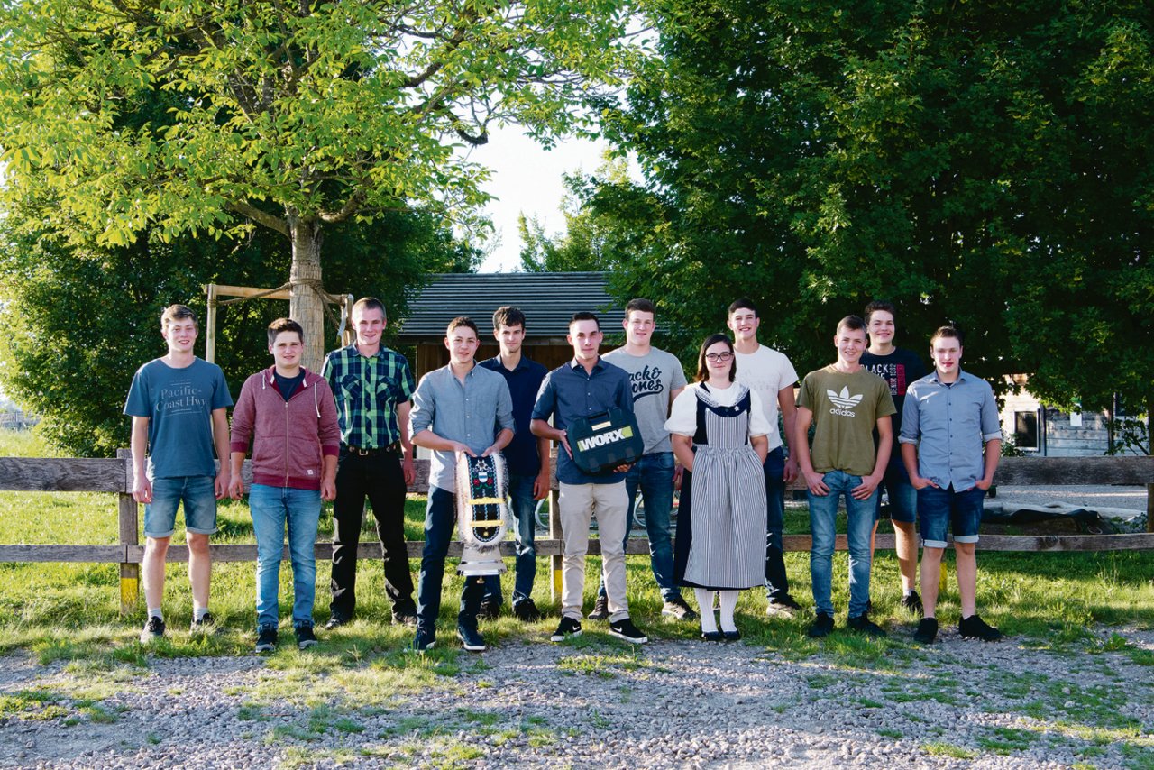 Die neuen Landwirtinnen und Landwirte EFZ mit Erstausbildung. (Bilder zVg)