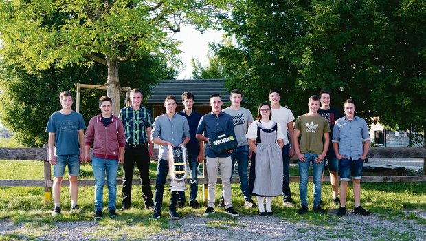 Die neuen Landwirtinnen und Landwirte EFZ mit Erstausbildung. (Bilder zVg)