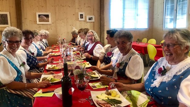 Am Tag der Tracht zieht man die Tracht an und macht Alltägliches. Wie zum Beispiel die Trachtengruppe Rickenbach ZH. Sie hat sich zum Spargelschmaus getroffen. (Bild et)