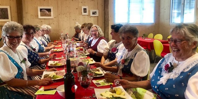 Am Tag der Tracht zieht man die Tracht an und macht Alltägliches. Wie zum Beispiel die Trachtengruppe Rickenbach ZH. Sie hat sich zum Spargelschmaus getroffen. (Bild et)