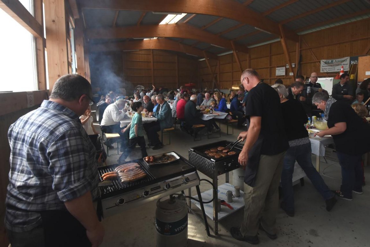 Die Leute verpflegen sich in der "Schöfeler-Beiz" mit Kartoffelsalat, Fleisch vom Grill und weiteren Leckereien. (Bild Andreas Walker)