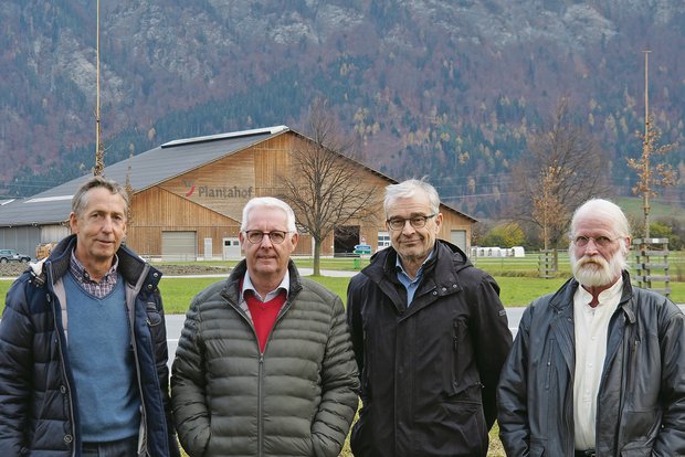 Landwirtschaftsausbildung: Bündner leisten in Georgien Hilfe zur Selbsthilfe Curdin Foppa, Carl Brandenburger, Rolf Hanimann und Markus Racine (v. l. n. r.) engagieren sich für die landwirtschaftliche Ausbildung in Georgien.(Bild Christian Weber)