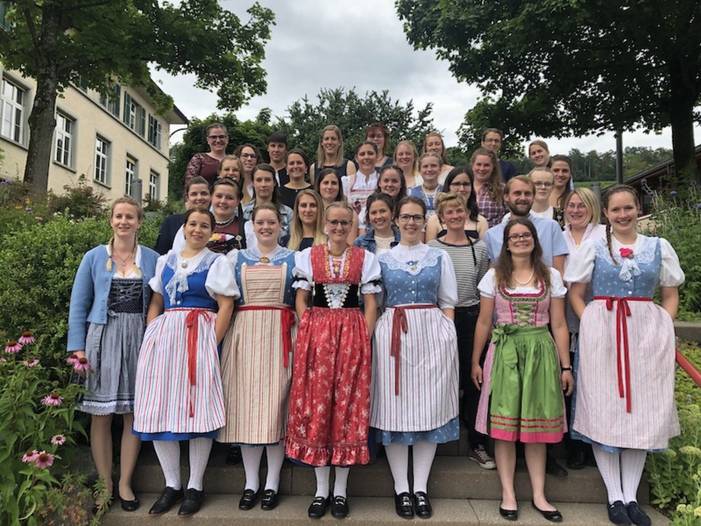 Die Absolventinnen und ein Absolvent des Vollzeitkurses 2021 der Fachausbildung Bäuerin oder Bäuerlicher Haushaltleiter am Stickhof. (Bild Esther Thalmann)