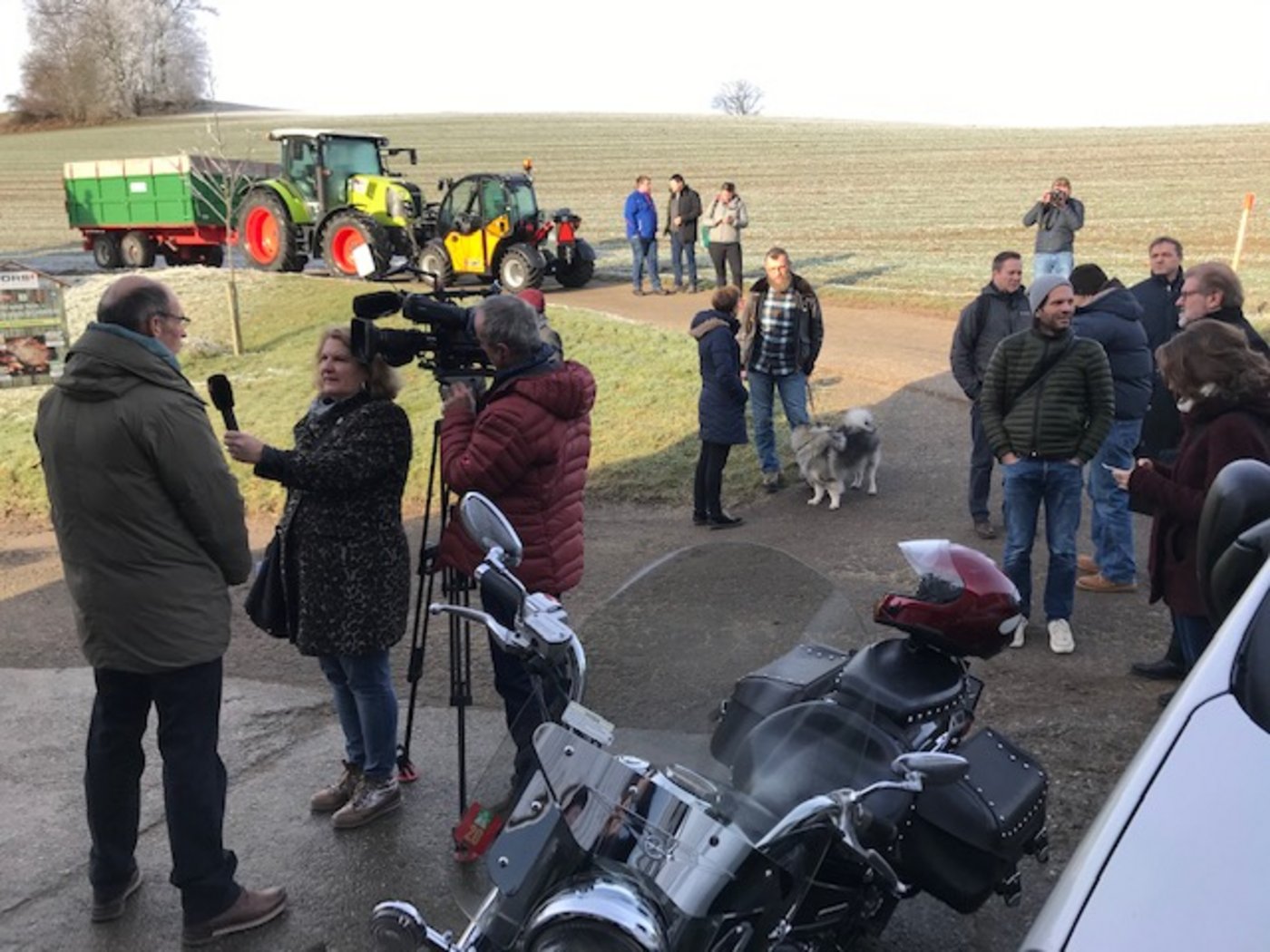 Hohes Medieninteresse an einem kühlen Morgen: Eine stattliche Anzahl Journalisten pilgerte am Freitag nach Worb. (Bild akr)