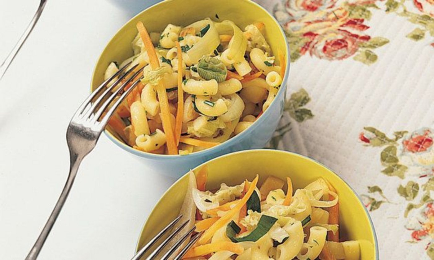 Hörnli in vorgewärmten Schalen verteilen, Gemüse darüber geben. (Bild Swissmilk)