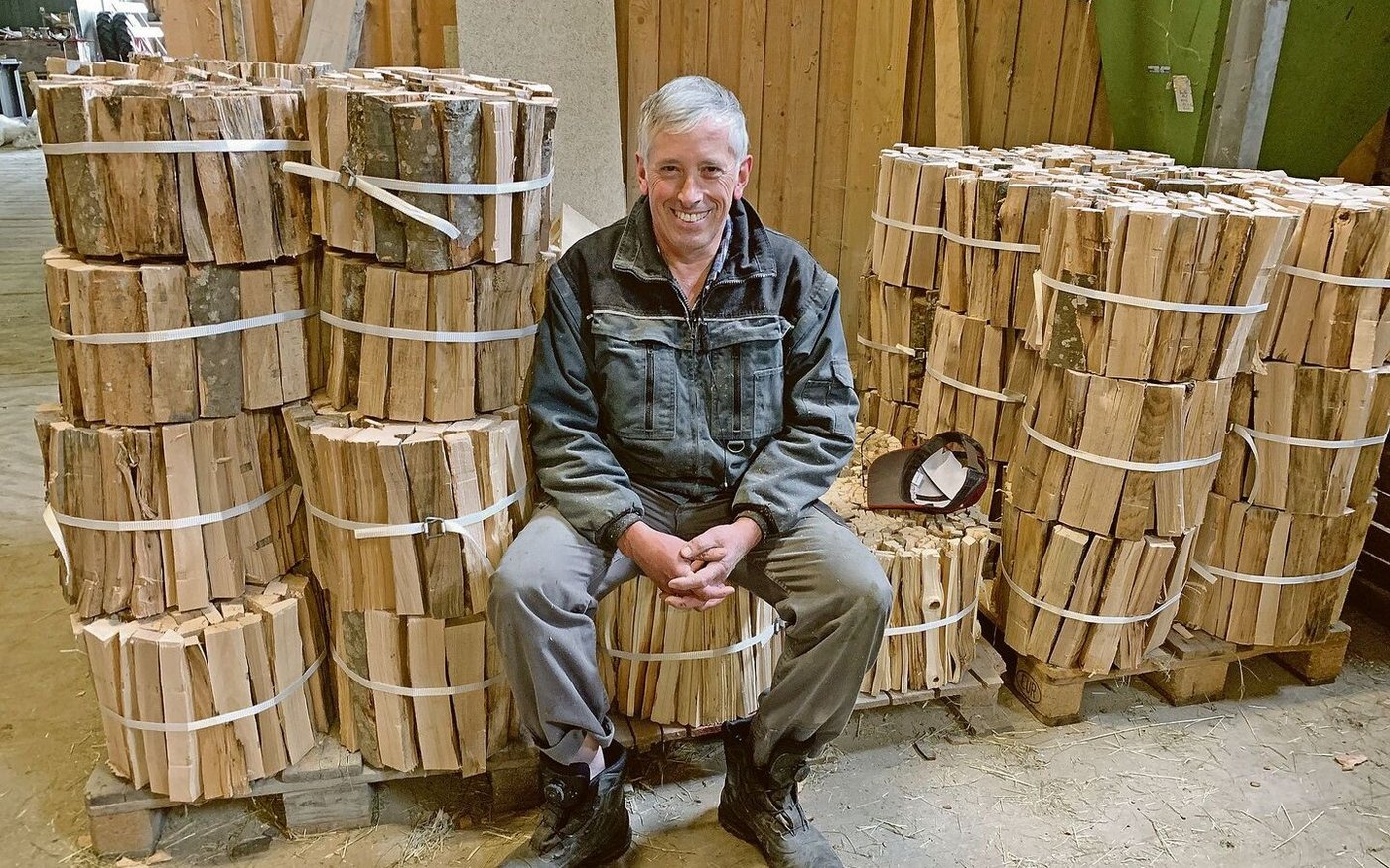 Derzeit bleibt niemand auf Brennholz sitzen. Auch Sepp Bircher findet über Agriholz schlanken Absatz für seine Bündel.  