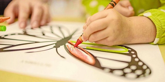 Manche Kinder malen gerne und früh genau aus, anderen sagt diese Tätigkeit nicht zu oder sie brauchen länger.  