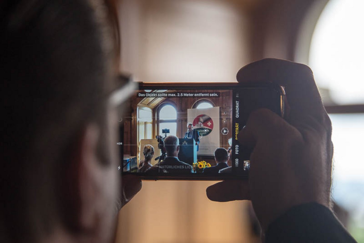 Die anwesenden Vertreter aus Wirtschaft, Verwaltung und der Politik liessen es sich nicht nehmen, ein paar Fotos zu machen.