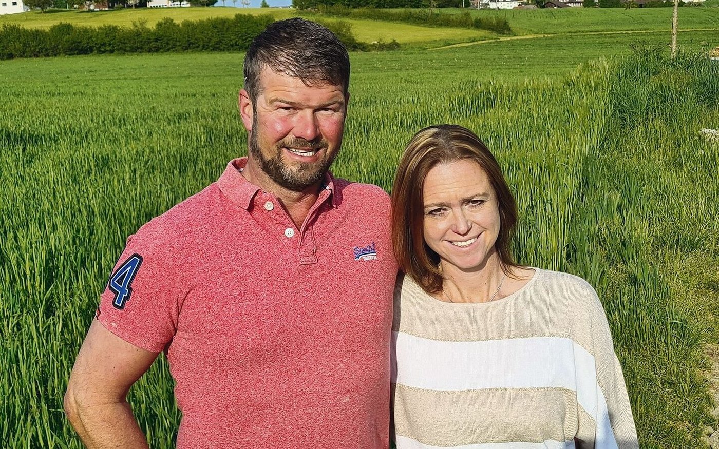 Thomas und Nadja Brunner sind Gastgeber an den Hofgesprächen 2022. Auf dem Betrieb Underbürgle in Rain LU setzen sie auf Milchwirtschaft.