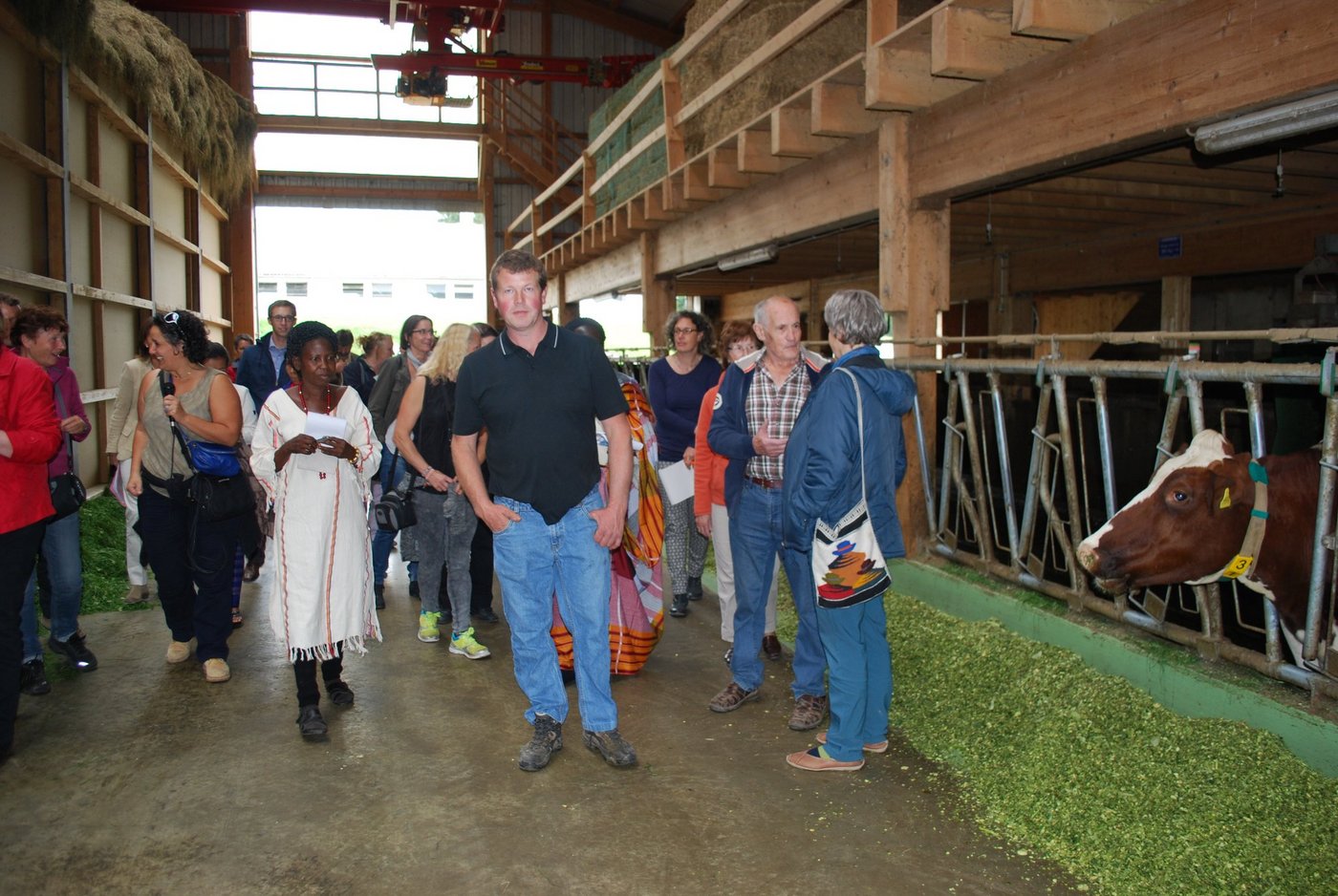 Betriebsleiter Christian Menoud führt die Gruppe durch seinen Betrieb. (Bilder jsc)