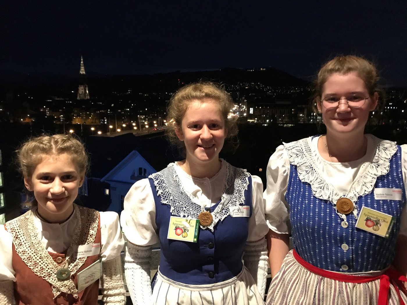 Teil der erfolgreichen Bschorle-Crew in Feierlaune: die Geschwister Simone, Claudia und Nadine Schmid (v.l.). (Bild akr)