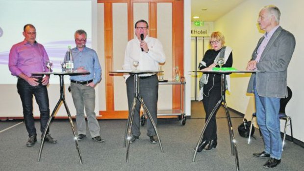 Diskussionsleiter Roland Eberle umrahmt von Hans Eschenmoser und Andreas Guhl sowie Christine Steiger und Toni Kappeler (v. l. n. r.).(Bild Alexandra Stückelberger)