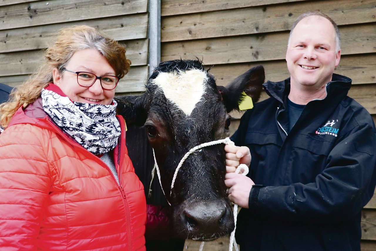 Auktionskuh Rakete hat bei Stefan Käser die 100 000-Kilo-Grenze überschritten, begleitet von Milchwägerin Marianne Neuhaus.