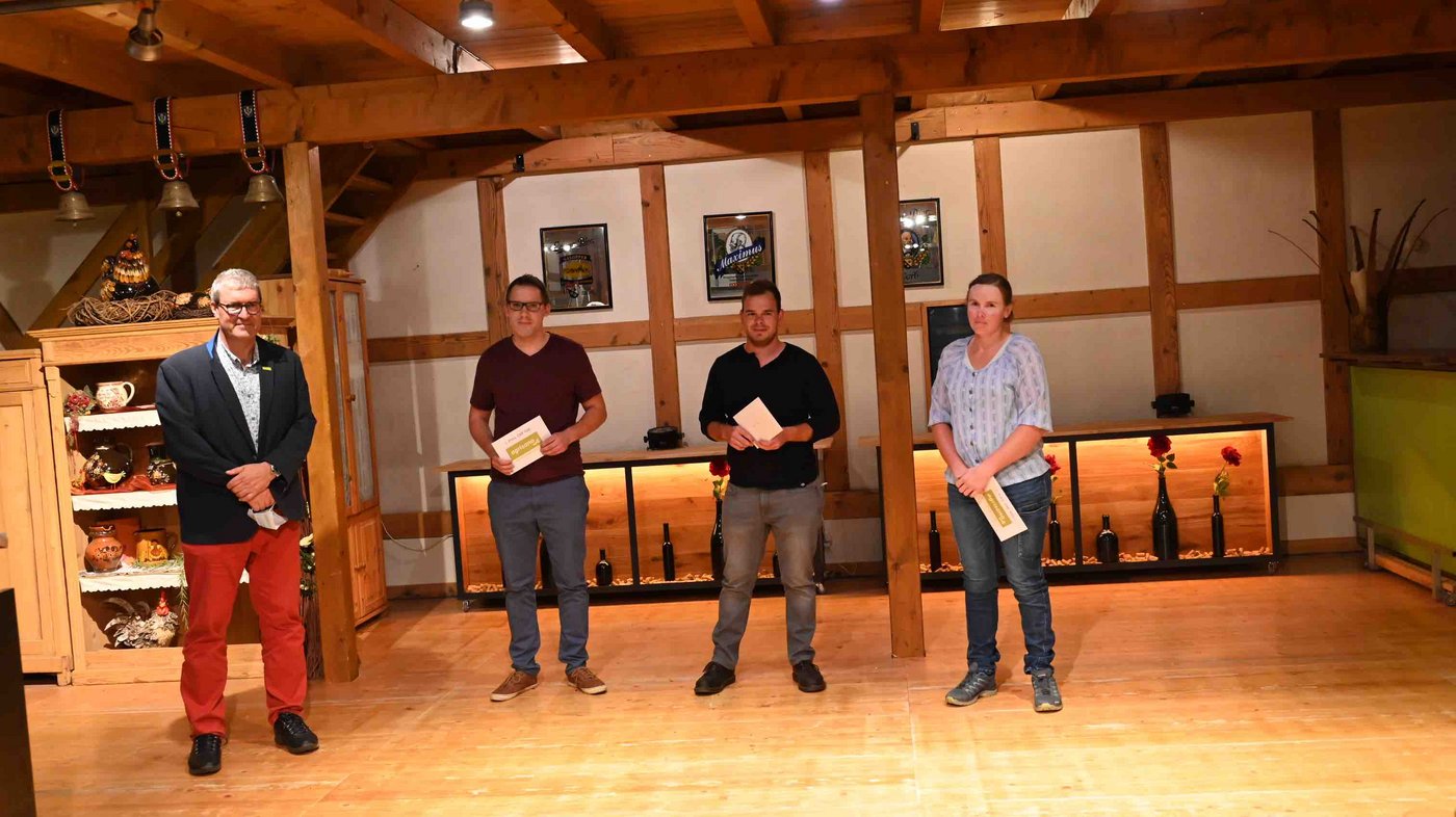 Mathias Grünig (v. l. n. r.) überreichte die Preise für die drei Bestnoten an Tobias Spring (1. Rang), Jakim Moser (3. Rang) und Eliane Pfäffli (2. Rang). 