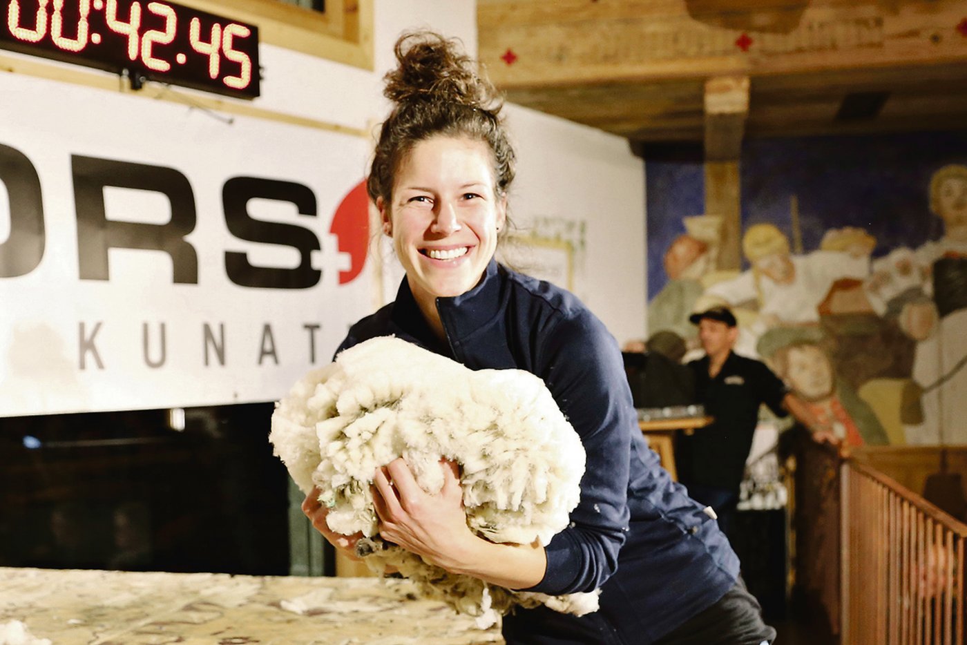 Jaël Hertach beim Einsammeln der Wolle.