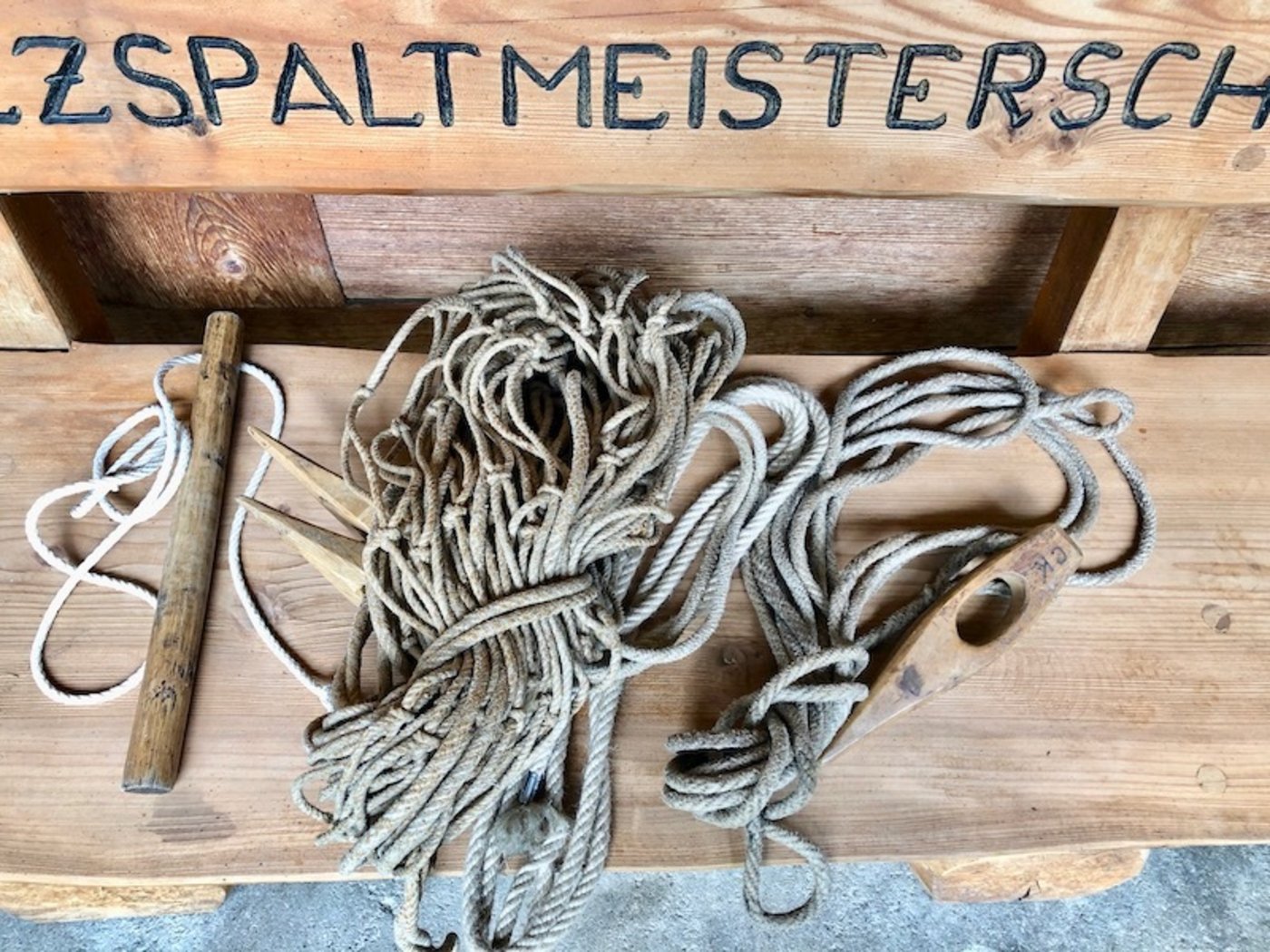 Mise-en-place für den Besucht der Journalistin: ein Pängel, ein Seiltuch, Stricke und ein Bindeseil mit Trüegle liegen bereit.