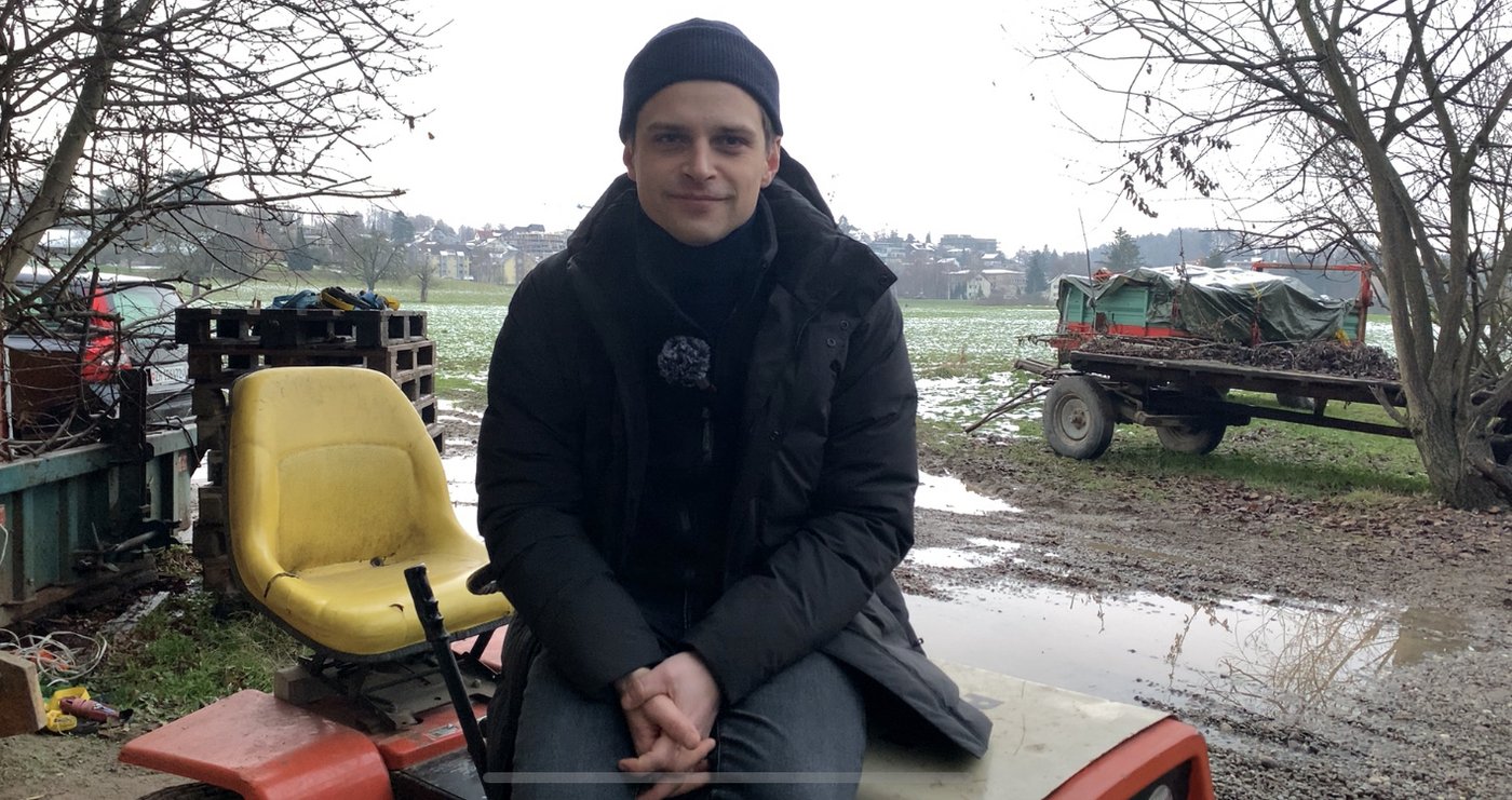 Schauspieler Julian Koechlin spielt in der Serie Michi Wyss, ein Unternehmensberater aus der Stadt. Bauer zu sein, kann er sich nicht vorstellen: «Ich habe Schiss vor Kühen und Heuschnupfen.»