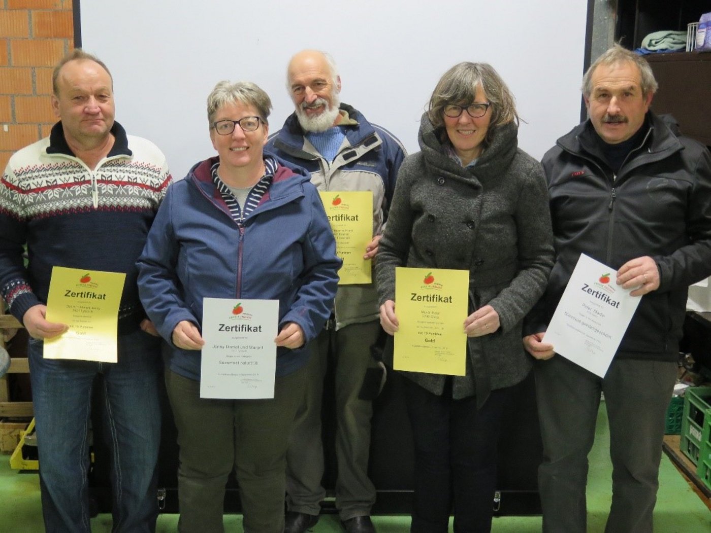 Sie gewannen in ihrer jeweiligen Kategorie: (v.l.) Daniel u. Margrit Jenny, Lyssach; Erwin Kramer, Fräschels; Therese u. Martin Peter, Spiez. 