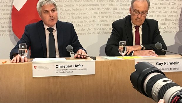 Christian Hofer mit seinem neuen Chef Guy Parmelin. (Bild akr)