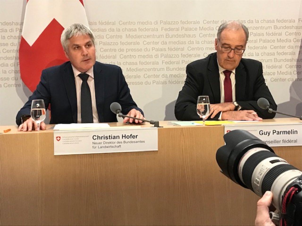 Christian Hofer mit seinem neuen Chef Guy Parmelin. (Bild akr)