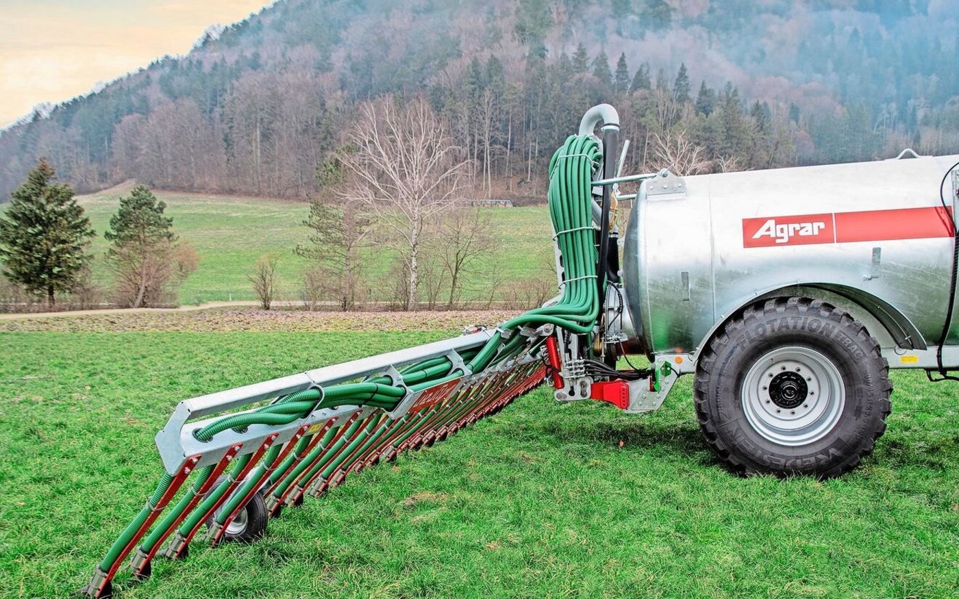 Die Ausbringung flüssiger Hof- und Recyclingdünger mit Schleppschuh wird im Rahmen des Aargauer Massnahmenplan Ammoniak künftig gefördert. 