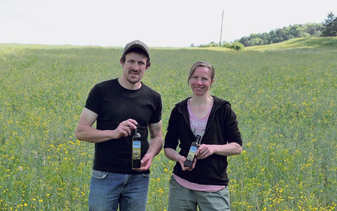 Die Ernte rückt näher: Felix und Nathalie Stahel lassen auch dieses Jahr eigenes Rapsöl pressen. 