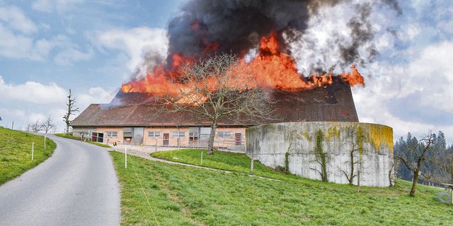 Die Scheune im Vollbrand am 18. April 2020. (Bild Lupo)