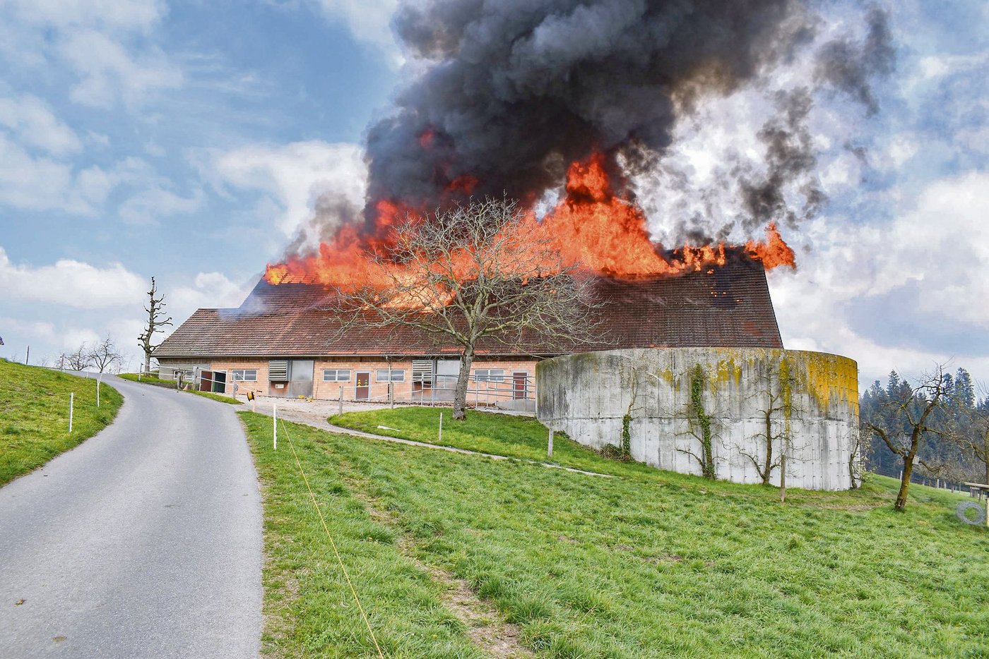 Die Scheune im Vollbrand am 18. April 2020. (Bild Lupo)