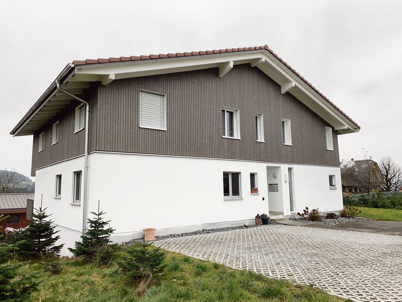 Das neue Wohnhaus mit ausgeprägtem Vordach als Witterungsschutz. Die Holzverschalung ist sägeroh lasiert.(Bild js)