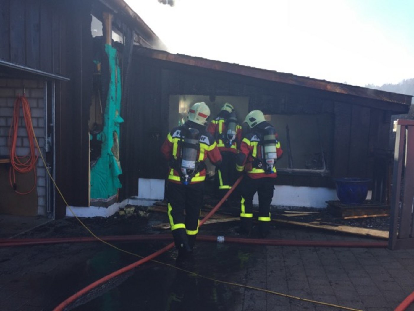 Die Feuerwehrleute konnten den Brand rasch eindämmen.