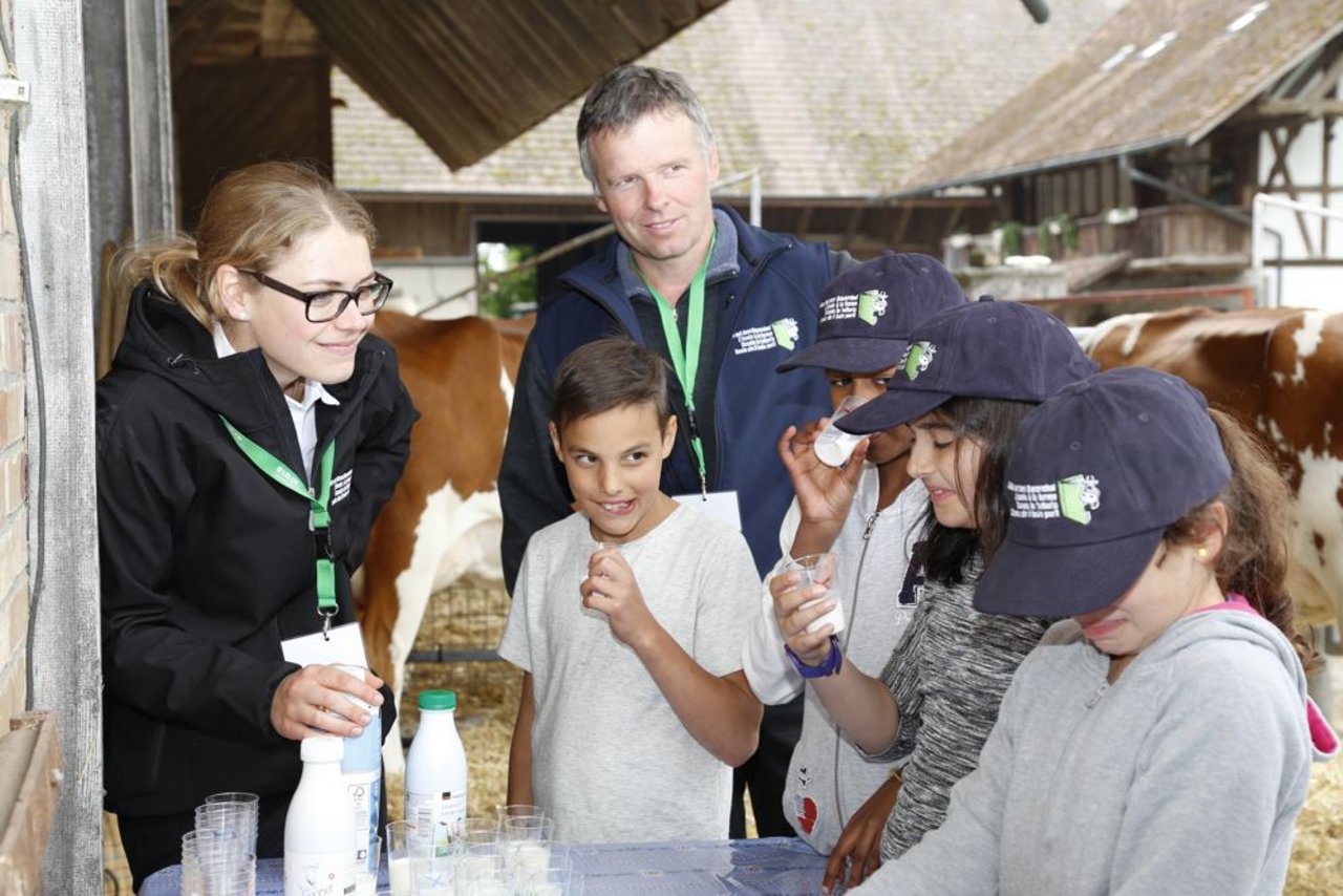 Bei Schule auf dem Bauernhof lernen Kinder ganz genau, woher die Milch kommt. 