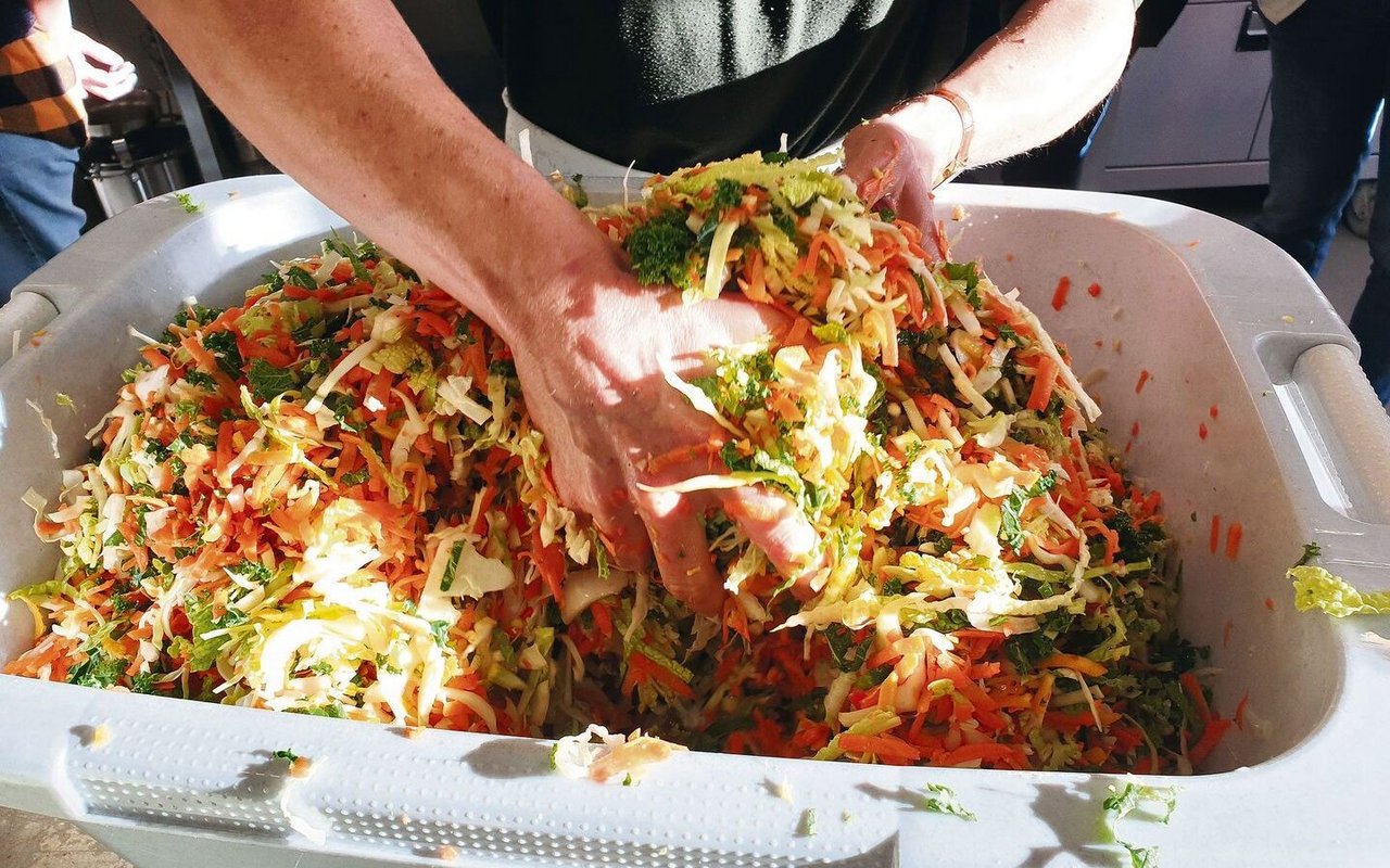 Handarbeit: Fein geschnittenes Gemüse wird mit Salz gemischt und geknetet, bis Zellsaft austritt.