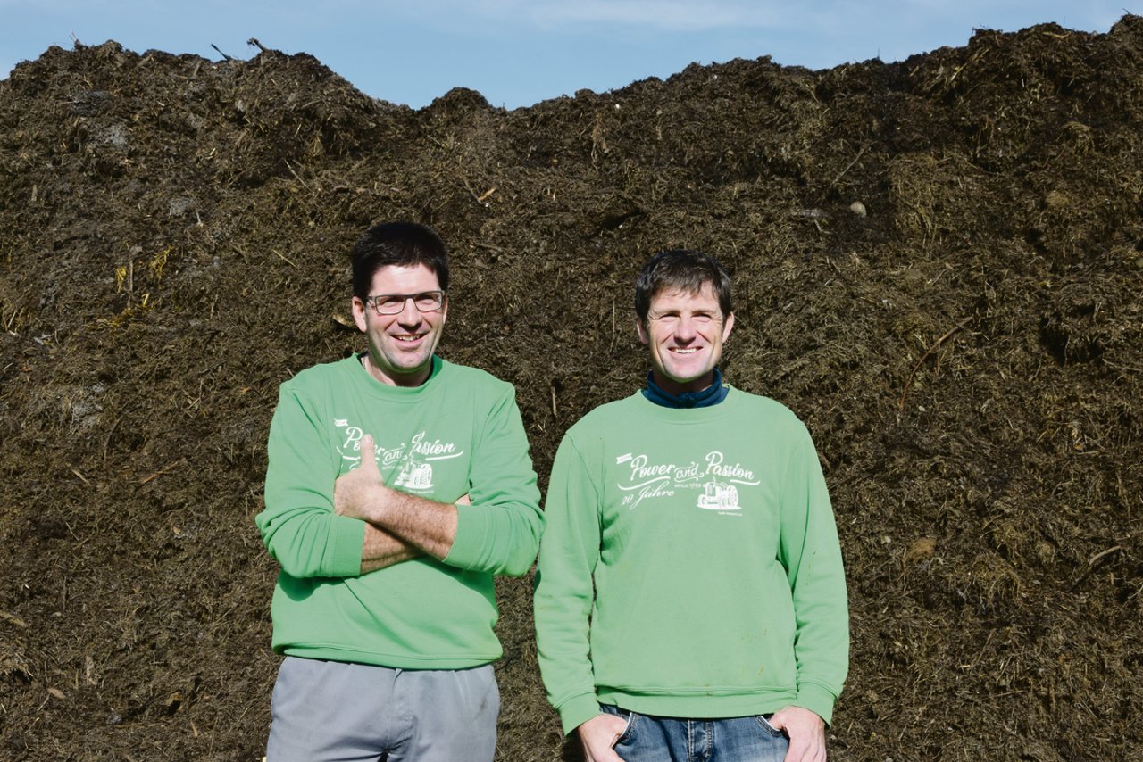 Zwei Brüder, zwei Betriebe: Peter Bossert (rechts) führt den Landwirtschaftsbetrieb mit Milchproduktion, Acker- und Futterbau. Sein Bruder Rainer führt den Biomassehof Wädenswil, der unter anderem Landwirte mit Kompost beliefert. (Bild jw)