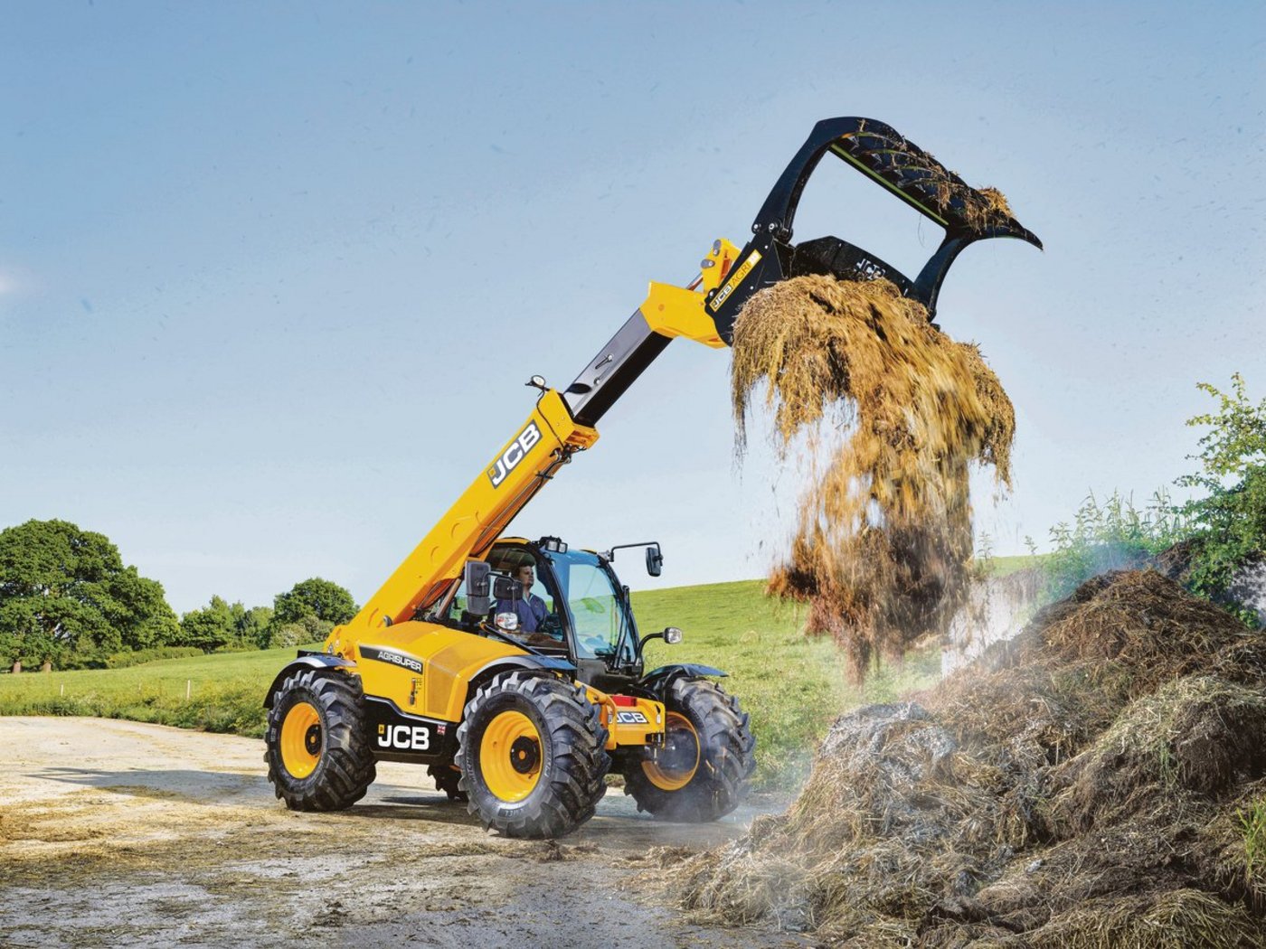 Die neuen JCB-Teleskoplader der Serie 3 haben eine neue und sehr leise Kabine. Sie ist sehr geräumig und die tief nach unten gezogene Frontscheibe erlaubt einen guten Überblick.  (Bild zVg)