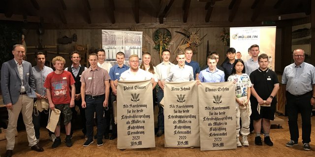 Die Abschlussklasse 2020 begleitet von den Prüfungsexperten Heinz Beutler (rechts aussen), Roman Hersche (4. von links) und dem Vertreter aus dem VAM-Vorstand Hans Schmid (links aussen). Es fehlt: Inoa Späti (Bild VAM)