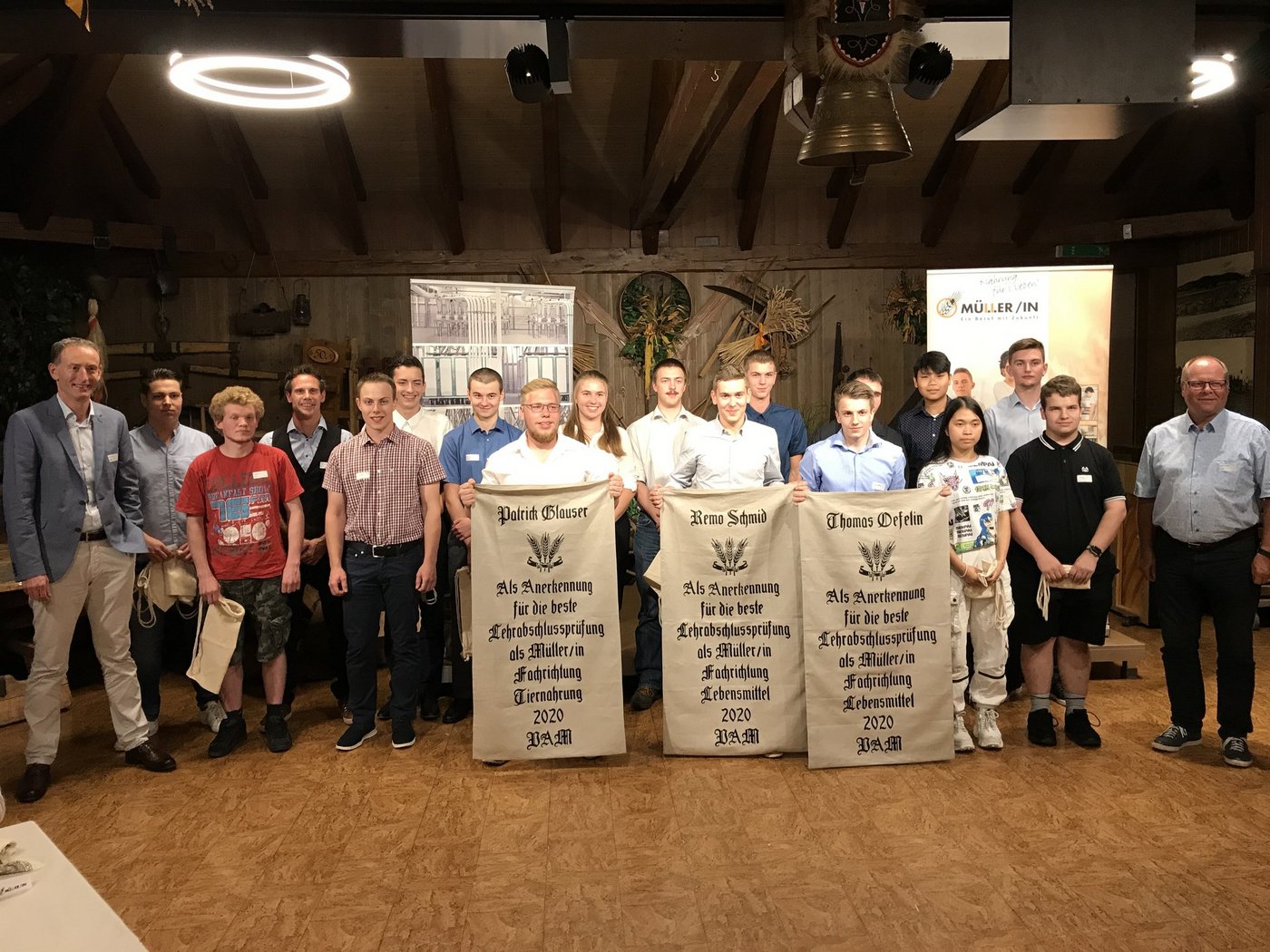 Die Abschlussklasse 2020 begleitet von den Prüfungsexperten Heinz Beutler (rechts aussen), Roman Hersche (4. von links) und dem Vertreter aus dem VAM-Vorstand Hans Schmid (links aussen). Es fehlt: Inoa Späti (Bild VAM)