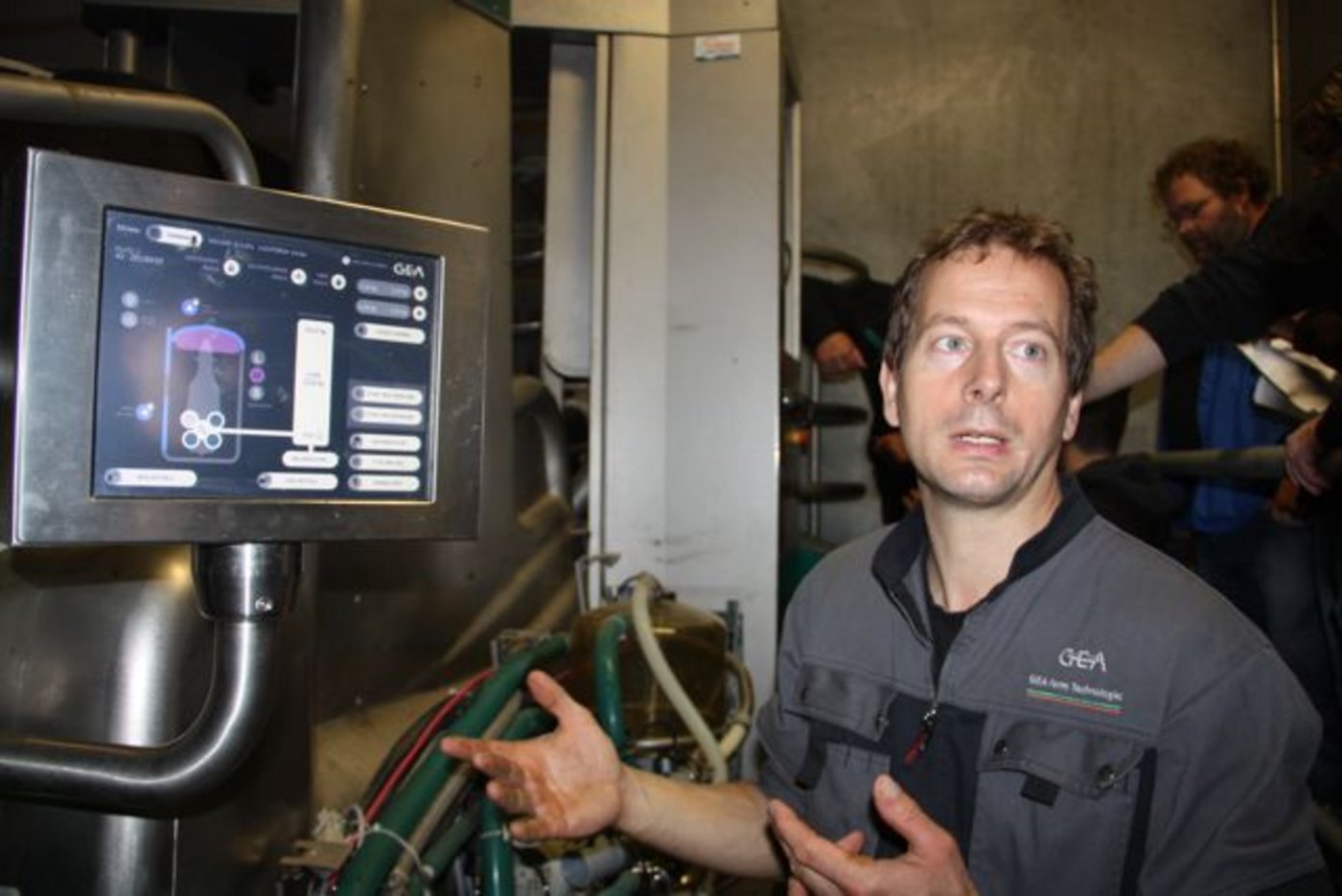 Erik van Valkengoed, Leusden NL, erklärt, welche Möglichkeiten die Bildschirme des Melkroboters Monobox bieten. (Bilder aw)