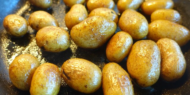 Frische Frühkartoffeln sind eine Spezialität, die sich schnell zubereiten lässt. Die zarten Knollen verkaufen sich aktuell gut. (Bild mp1746 / Pixabay)