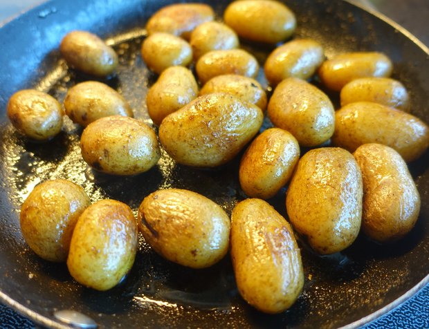 Frische Frühkartoffeln sind eine Spezialität, die sich schnell zubereiten lässt. Die zarten Knollen verkaufen sich aktuell gut. (Bild mp1746 / Pixabay)