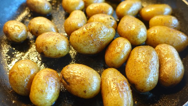 Frische Frühkartoffeln sind eine Spezialität, die sich schnell zubereiten lässt. Die zarten Knollen verkaufen sich aktuell gut. (Bild mp1746 / Pixabay)