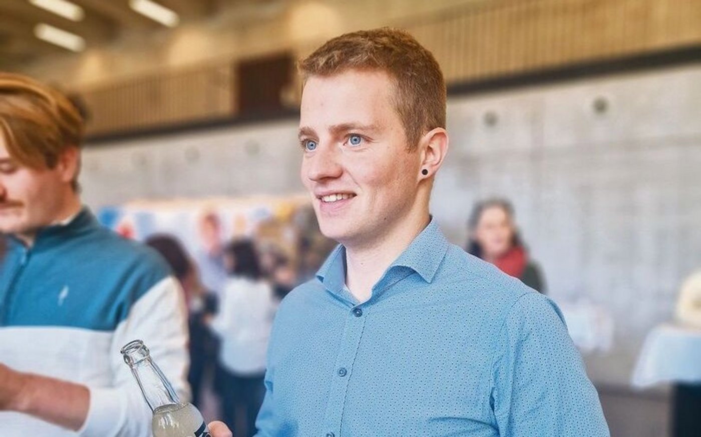 Reto Ryser beim gemütlichen Teil der Fachkonferenz. Start-up-Unternehmen präsentierten ihre Produkte.