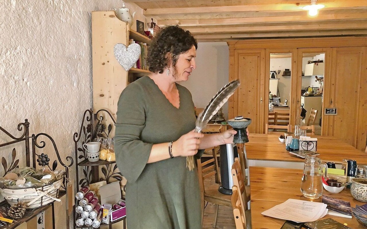 Margrit Steiner in ihrem Atelier in Steinen. Zum Räuchern benutzt sie ausschliesslich einheimische Kräuter, die sozusagen vor der Haustüre wachsen.