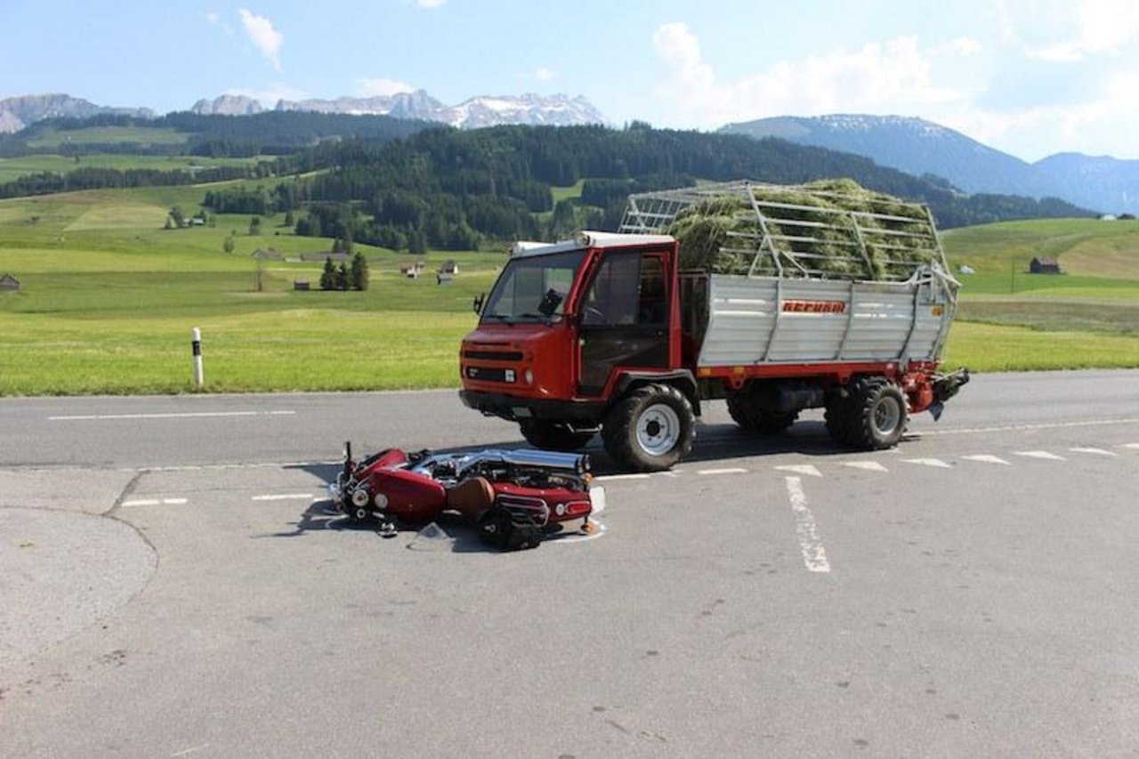 Der Motorradfahrer stürzte und zog sich Kopfverletzungen zu. Er wurde mit der Ambulanz ins Krankenhaus gebracht. (Bild Kantonspolizei Appenzell Innerrhoden