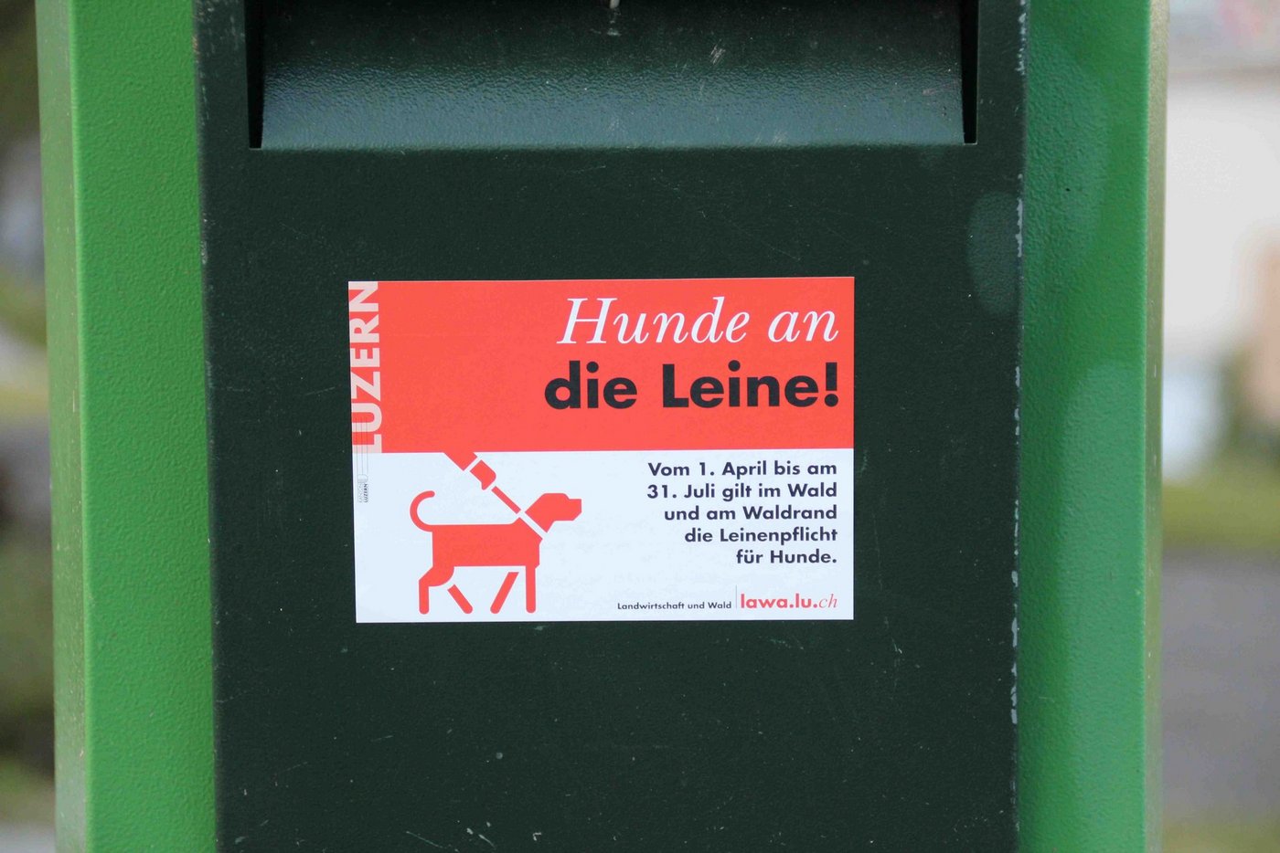 Mit Kleben auf Robidog Kästen wird auf die Leinenpflicht aufmerksam gemacht. 